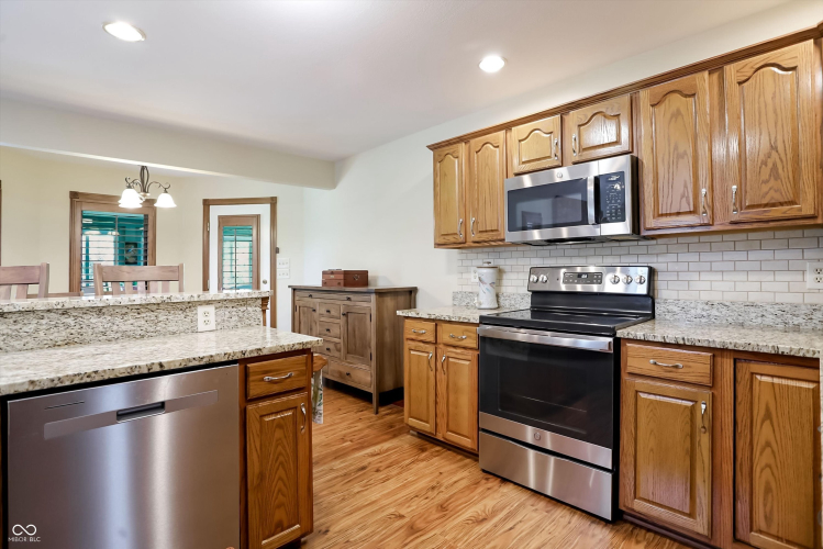Listing Image 12