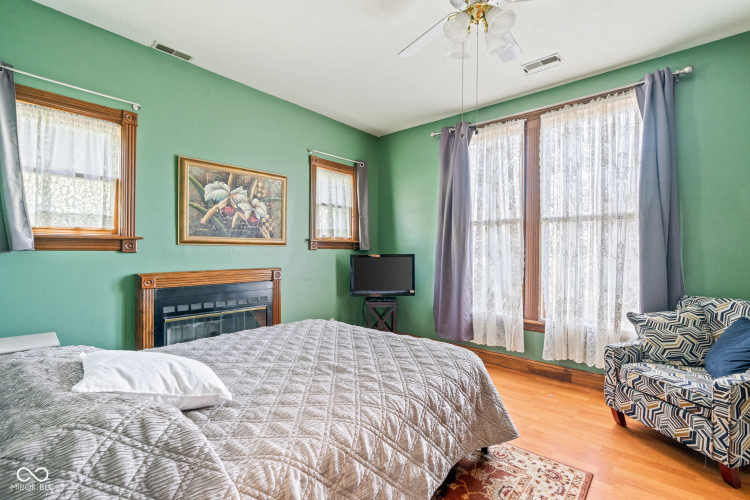 Listing Image 14