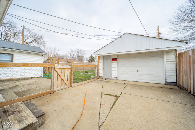Listing Image 4