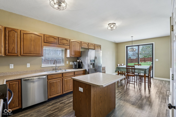 Listing Image 11