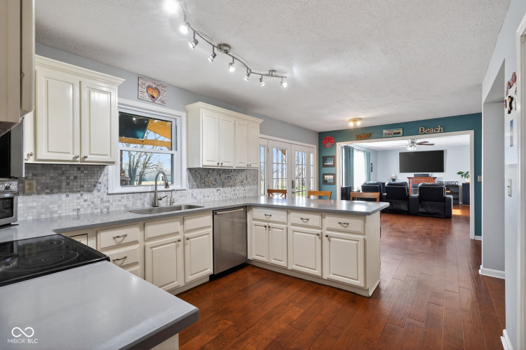 Listing Image 11