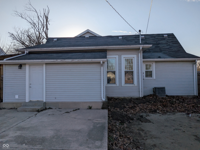 Listing Image 4