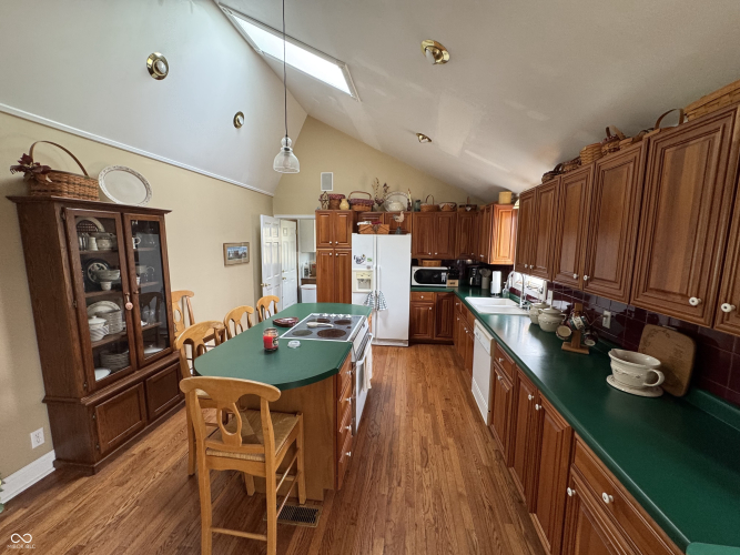 Listing Image 5