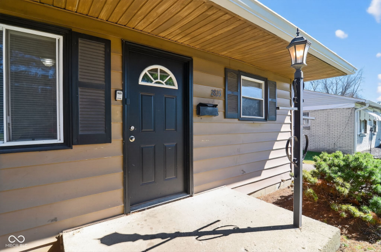 Listing Image 4