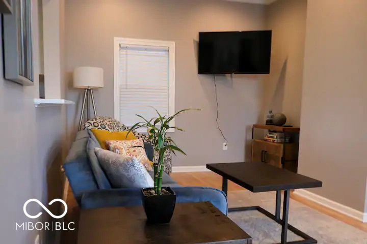 Listing Image 4