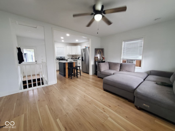 Listing Image 4
