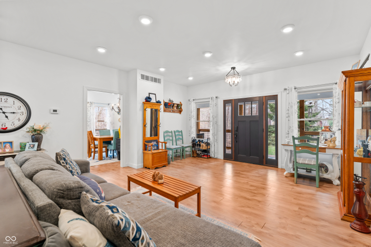 Listing Image 11