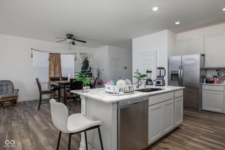 Listing Image 12
