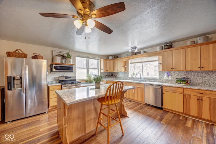Listing Image 4
