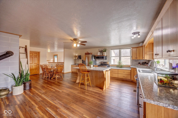 Listing Image 6
