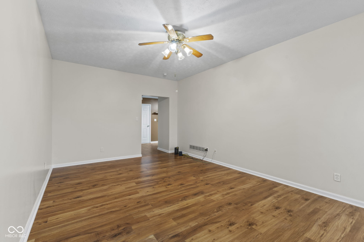 Listing Image 28
