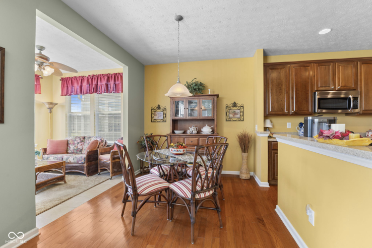 Listing Image 4
