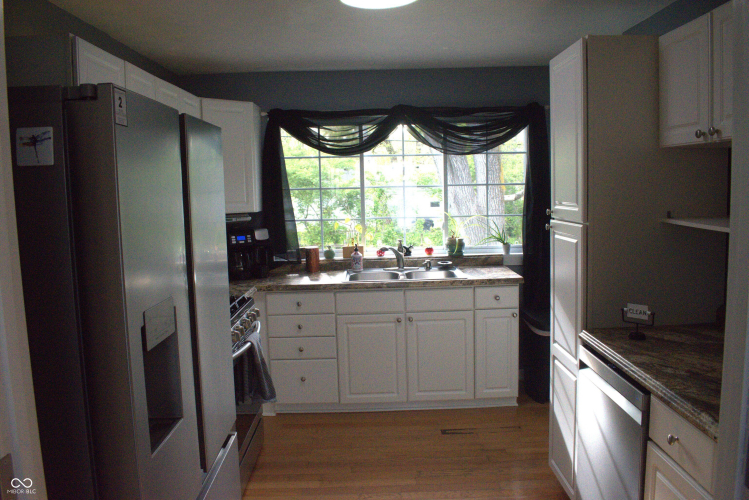 Listing Image 4