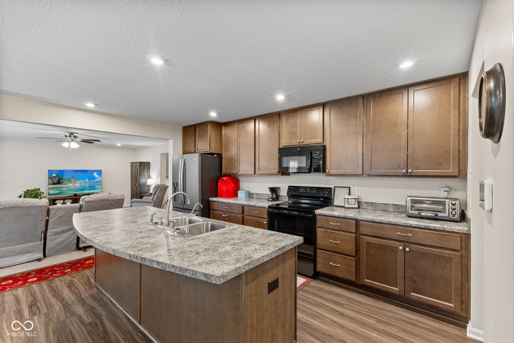 Listing Image 12