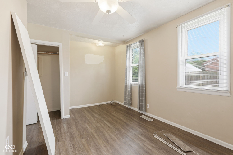 Listing Image 17