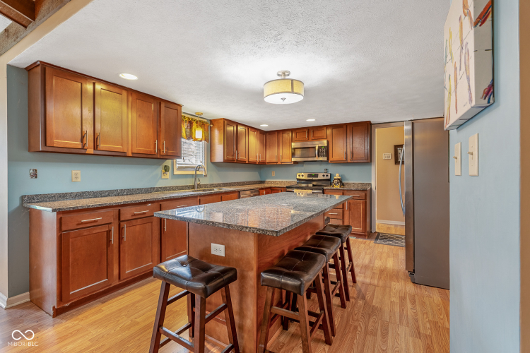 Listing Image 4