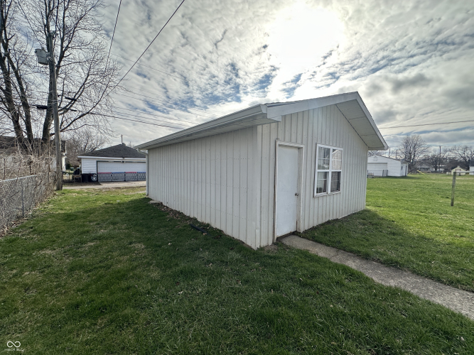 Listing Image 4