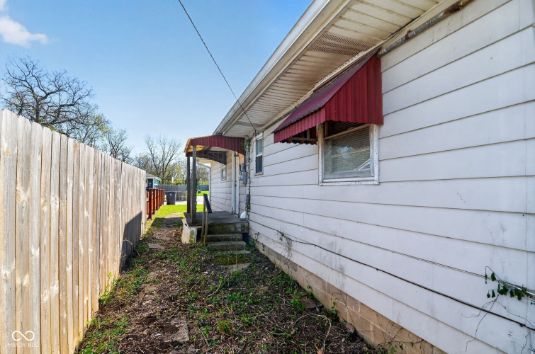 Listing Image 4