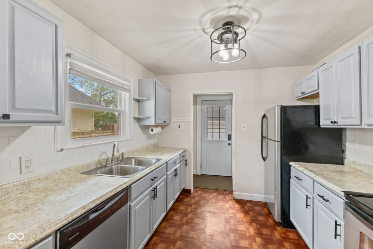 Listing Image 11