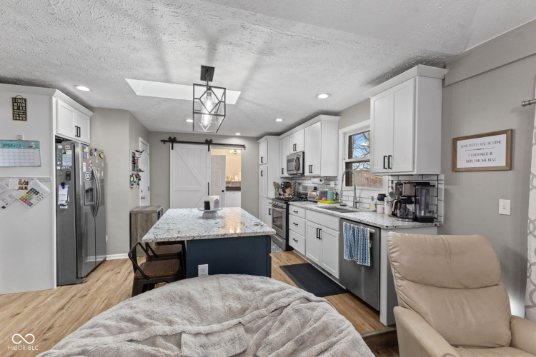 Listing Image 12
