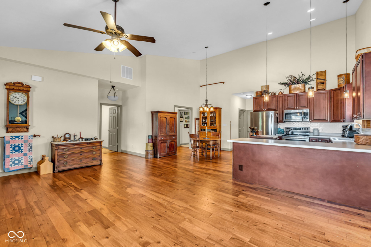 Listing Image 12