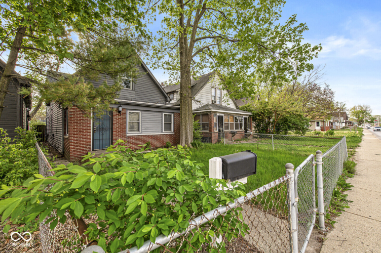 Listing Image 4