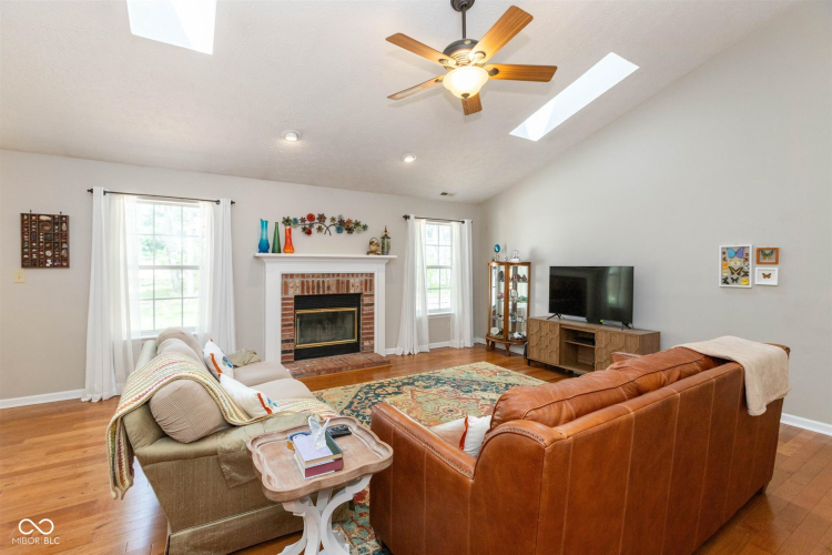 Listing Image 4