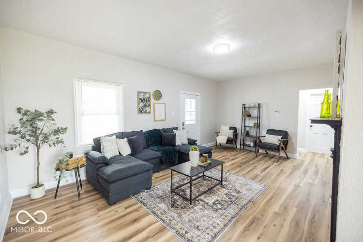 Listing Image 4