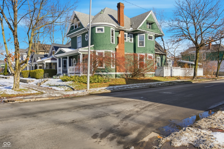 Listing Image 4