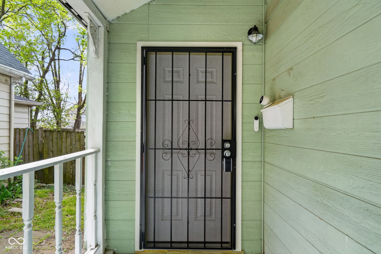 Listing Image 4