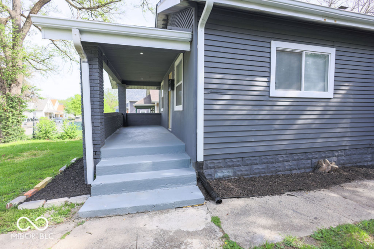 Listing Image 4