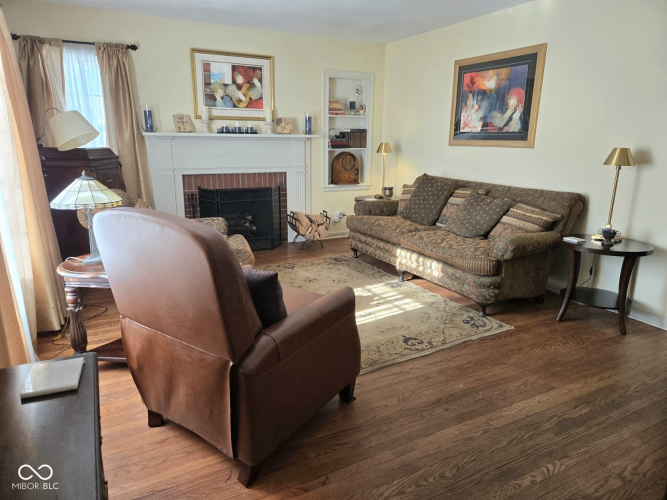 Listing Image 4