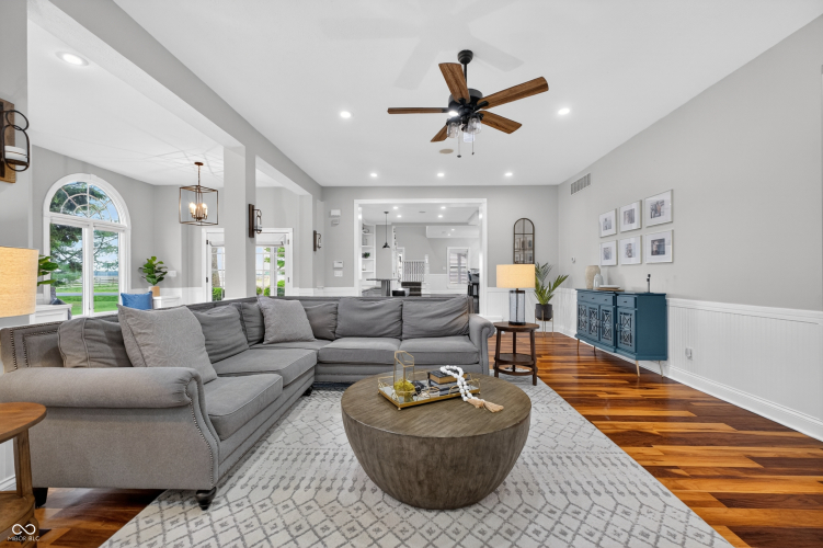 Listing Image 11