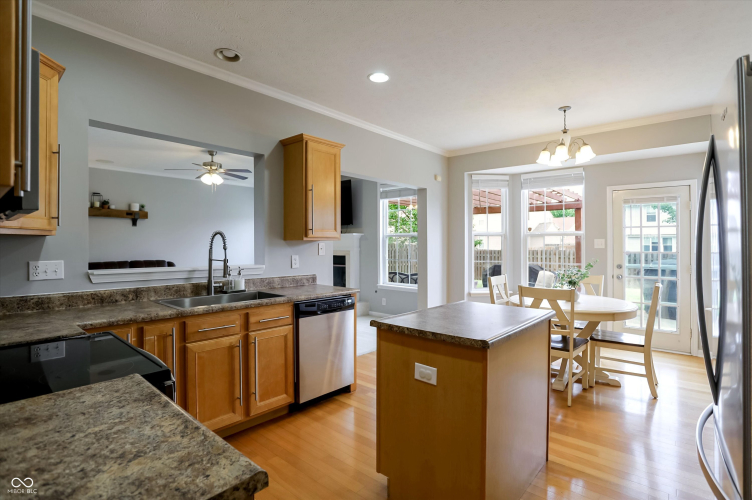 Listing Image 9