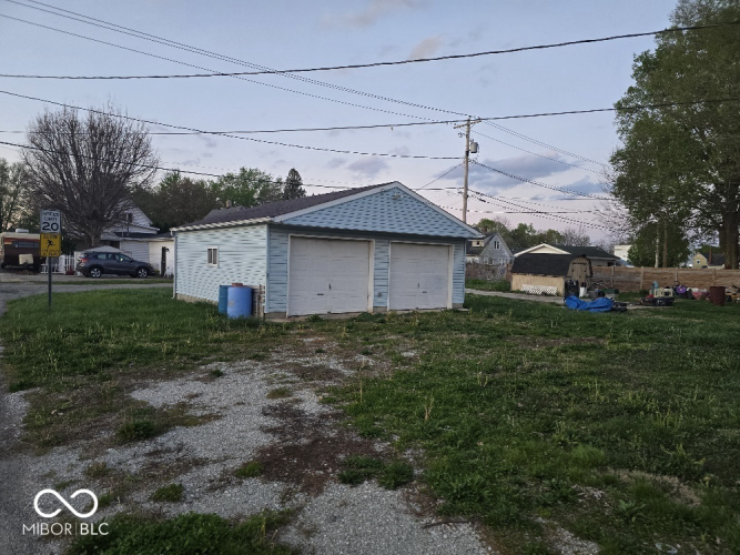 Listing Image 4