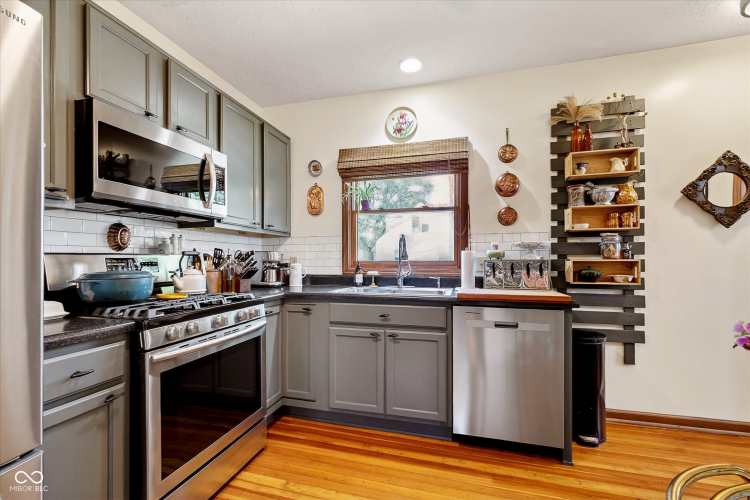 Listing Image 11