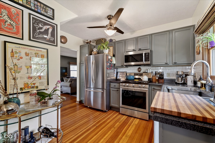 Listing Image 4