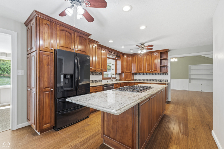 Listing Image 12