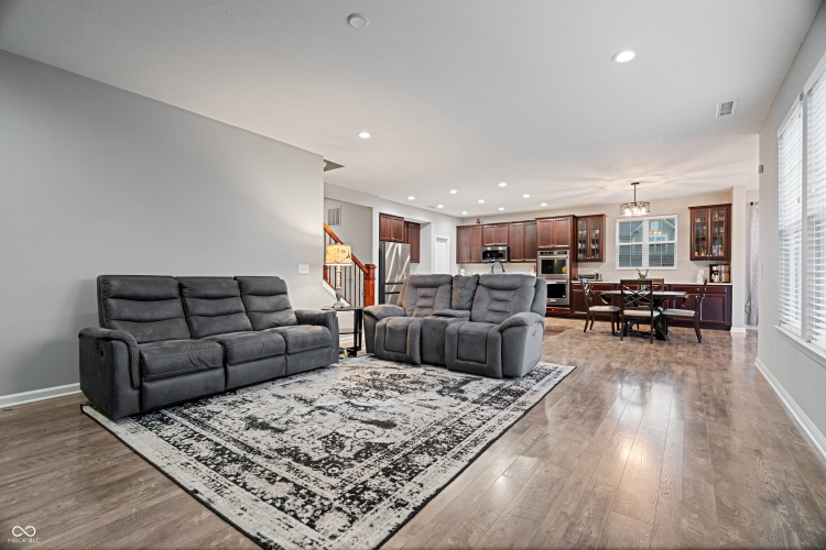 Listing Image 12