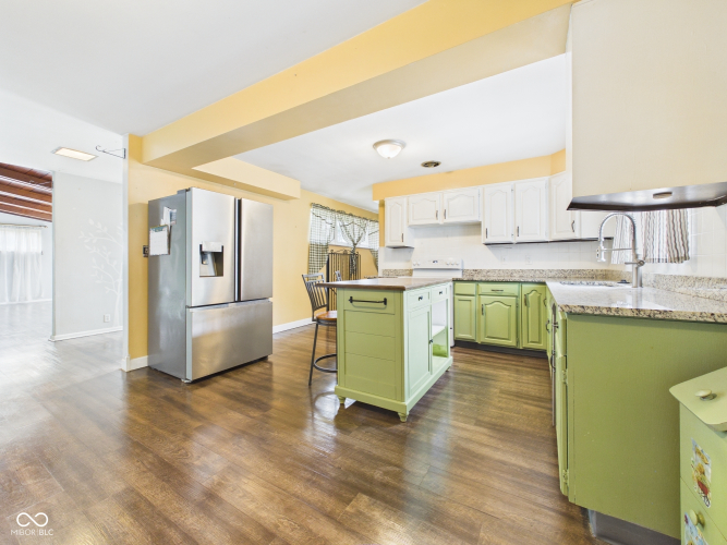 Listing Image 10