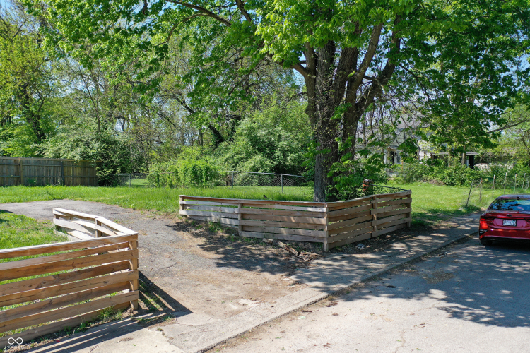 Listing Image 4