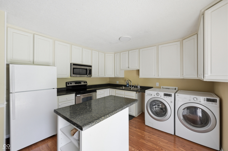 Listing Image 4