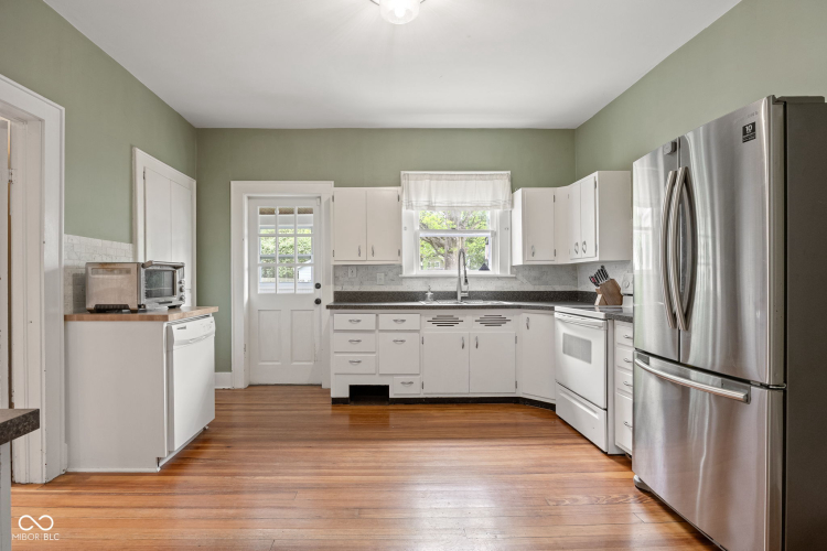 Listing Image 12