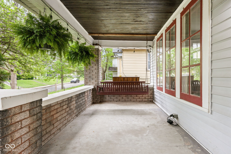 Listing Image 4