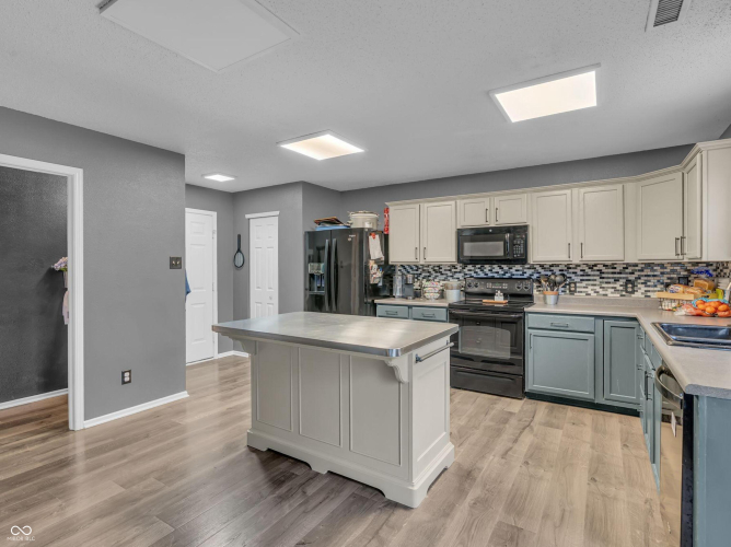 Listing Image 11