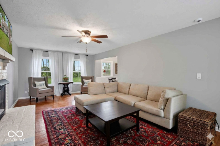 Listing Image 4