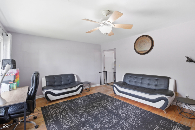 Listing Image 4