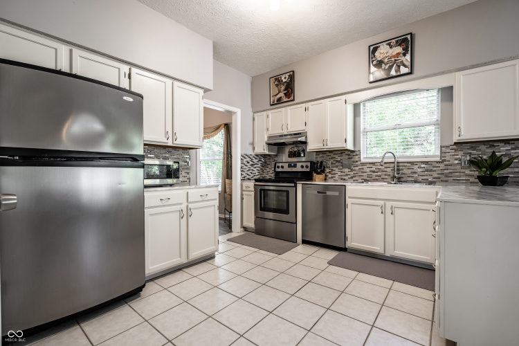Listing Image 12