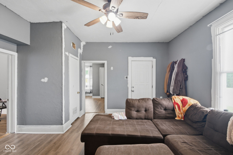 Listing Image 5