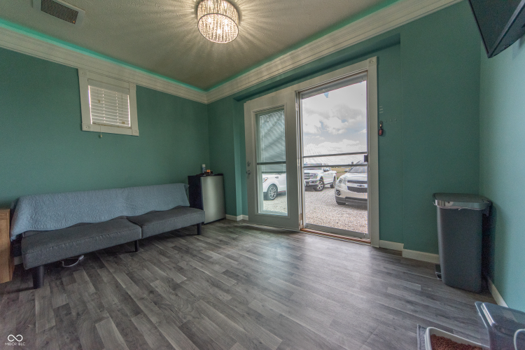 Listing Image 12